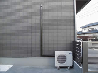 2階ベランダに室外機
